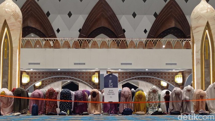 Salat tarawih di Masjid Al Jabbar Bandung, Rabu (22/3/2023). Salat tarawih di Masjid Al Jabbar Bandung, Rabu (22/3/2023).