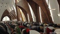 Masjid Al Jabbar dibuka kembali setelah ditutup pada 27 Februari 2023.  (Foto: Sudirman Wamad/detikJabar)