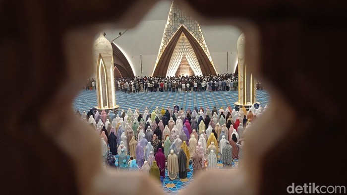 Salat tarawih di Masjid Al Jabbar Bandung, Rabu (22/3/2023).