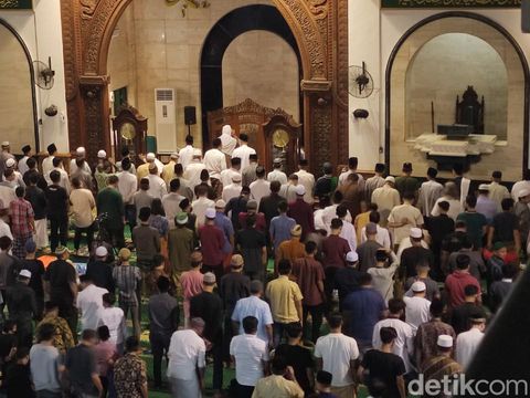 Salat tarawih hari pertama di Masjid Agung Jawa Tengah (MAJT), Semarang, Rabu (22/3/2023) malam.