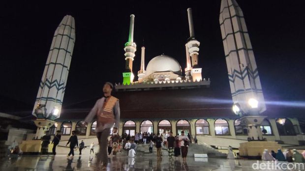 Salat tarawih hari pertama di Masjid Agung Jawa Tengah (MAJT), Semarang, Rabu (22/3/2023) malam.