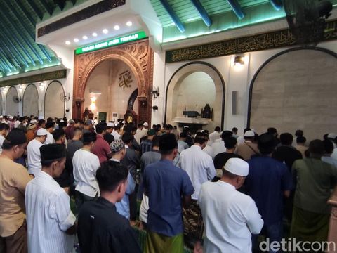 Salat tarawih hari pertama di Masjid Agung Jawa Tengah (MAJT), Semarang, Rabu (22/3/2023) malam.