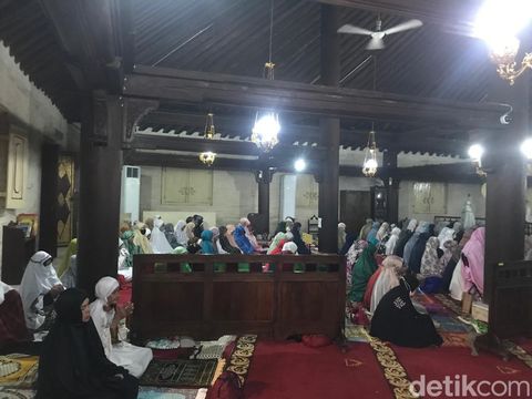Suasana salat tarawih malam pertama Ramadan 1444 H di Masjid Gedhe Kauman, Jogja, Rabu (22/3/2023).