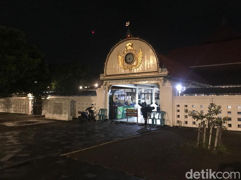 Suasana salat tarawih malam pertama Ramadan 1444 H di Masjid Gedhe Kauman, Jogja, Rabu (22/3/2023).