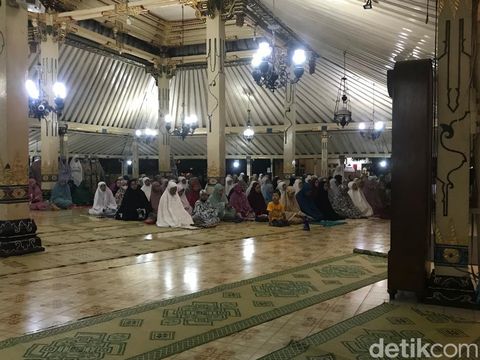 Suasana salat tarawih malam pertama Ramadan 1444 H di Masjid Gedhe Kauman, Jogja, Rabu (22/3/2023).