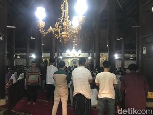 Potret Khusyuk Salat Tarawih Pertama di Masjid Gedhe Kauman Jogja