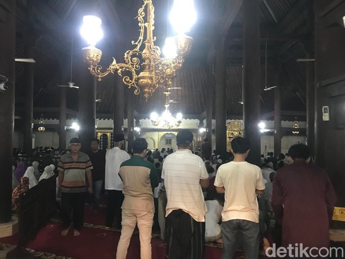 Suasana salat tarawih malam pertama Ramadan 1444 H di Masjid Gedhe Kauman, Jogja, Rabu (22/3/2023).