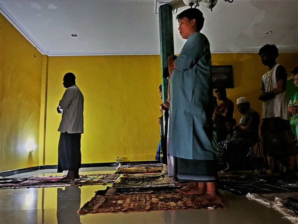 Salat Tarawih pertama digelar di rumah salah satu tokoh Kampung Bugis, Desa Adat Tuban, Kuta, Badung, pada Rabu (22/3/2023) malam. Salat Tarawih digelar di rumah untuk menghormati Nyepi.