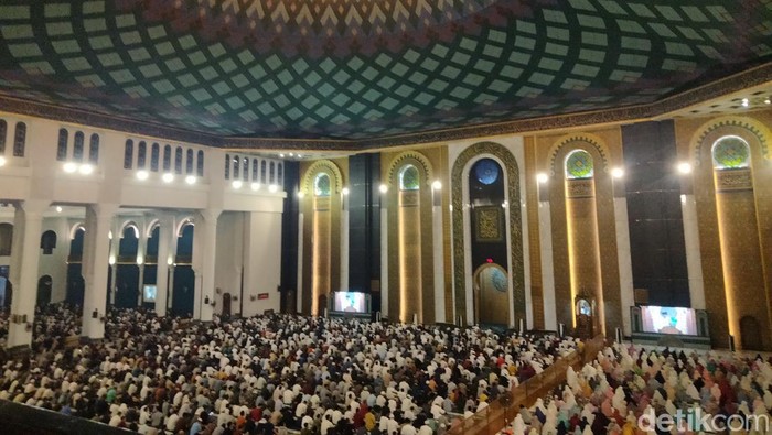 Sebanyak 15 ribu jemaah menjalankan tarawih di masjid Al Akbar Surabaya