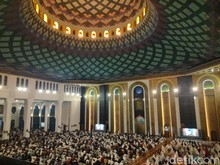 15 Ribu Jemaah Tarawih Perdana 2023 di Masjid Al Akbar Surabaya