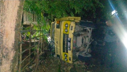 Sebuah truk pasir bernomor polisi DH 9308 EB mengalami kecelakaan di Desa Tuataum, Kecamatan Toianas, Timor Tengah Selatan, NTT, Selasa malam (21/3/2023).