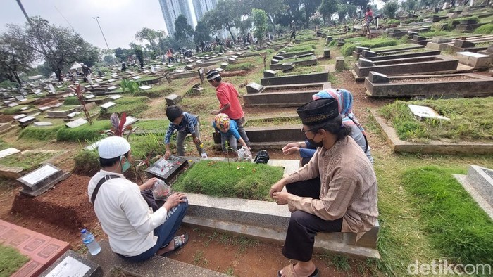 sekeluarga berziarah kubur menjelang ramadan di TPU Menteng Pulo