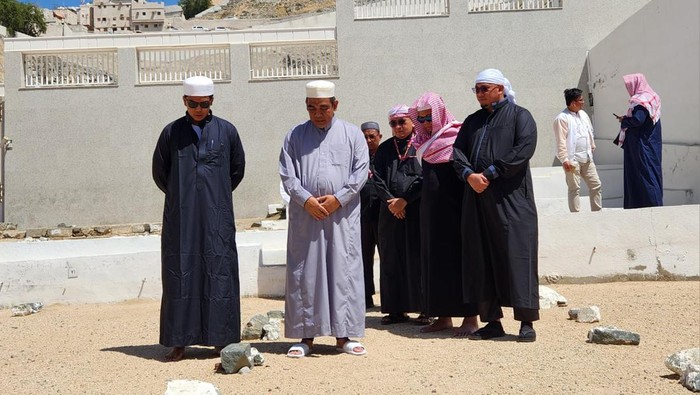 Sekjen Gerindra Ziarah Kubur di Makkah, Makam Siti Khadijah hingga Mbah Moen