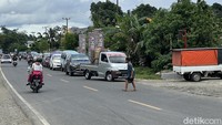 Foto: Antrean kendaraan juga terjadi di SPBU Taccipi Bone. Antrean kendaraan kurang lebih 200 meter karena terbatasnya suplai BBM.