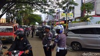 Foto: Polisi mengatur lalu lintas lantaran adanya antrean BBM di SPBU Jalan Agus Salim, Kota Watampone yang memicu kemacetan. Di SPBU tersebut, Pertalite dilaporkan kosong.  (Agung Pramono/detikSulsel)