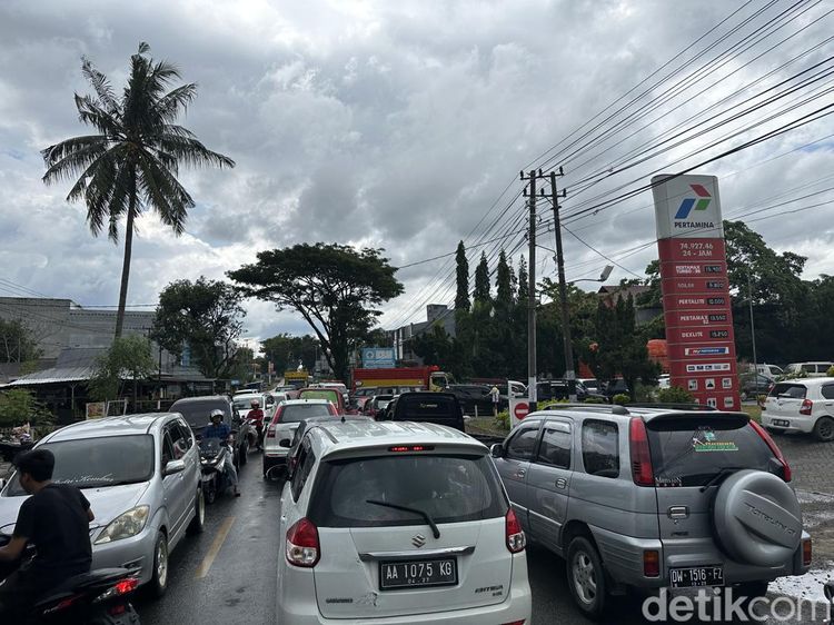Potret Antrean Panjang di SPBU Bone Imbas Suplai BBM Terhambat Macet di Camba