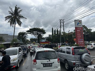 Potret Antrean Panjang di SPBU Bone Imbas Suplai BBM Terhambat Macet di Camba