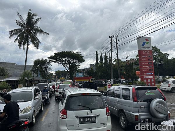 Potret Antrean Panjang di SPBU Bone Imbas Suplai BBM Terhambat Macet di Camba