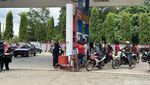 Potret Antrean Panjang di SPBU Bone Imbas Suplai BBM Terhambat Macet di Camba