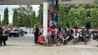 Foto: Antrean kendaraan di SPBU Taccipi Bone. Pengendara mesti bersabar menunggu isian BBM. (Agung Pramono/detikSulsel)