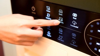 Namun demikian, LG WashTowe bukan sekedar mengandalkan hematnya tempat. Melengkapi total dimensinya yang kompak, tak cuma sebagai mesin cuci dan pengering pakaian yang bertumpuk, LG juga memberikan kelengkapan panel kendali Center Control tepat diantara keduanya.