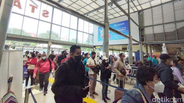 Stasiun Pasar Senen dipadati pemudik yang lebih awal pulang ke kampung halamannya.