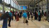 Mudik Lebih Awal, Penumpang Padati Stasiun Pasar Senen Saat Libur Nyepi