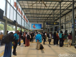 Praktik Nakal Calo Stasiun Pasar Senen: Sedia Tiket KA hingga Sertifikat Vaksin