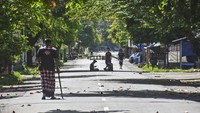 Sejumlah ruas jalan terlihat sepi pada Hari Raya Nyepi tahun Caka 1945 saat umat Hindu Lombok menjalani ritual catur tapa brata penyepian mulai Rabu pukul 06.00 WITA hingga Kamis (23/3) pukul 06.00 WITA.