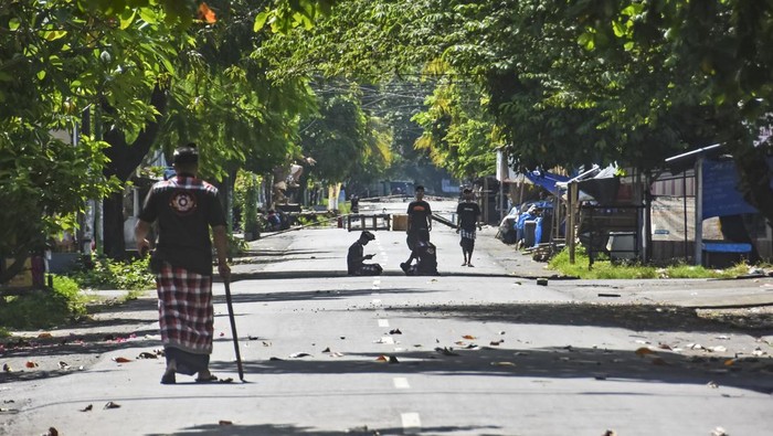 Sejumlah Pecalang berjaga di ruas jalan yang menuju pemukiman umat Hindu saat Hari Raya Nyepi 2023 di Lingkungan Banjar Mantri, Kecamatan Cakranegara, Mataram, NTB, Rabu (22/3/2023). Sejumlah ruas jalan yang menuju pemukiman umat Hindu di Mataram ditutup dan terlihat sepi pada Hari Raya Nyepi tahun Caka 1945 saat umat Hindu Lombok menjalani ritual catur tapa brata penyepian mulai Rabu pukul 06.00 WITA hingga Kamis (23/3) pukul 06.00 WITA. ANTARA FOTO/Ahmad Subaidi/hp.