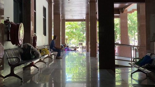 Keluarga pasien menunggu di RSUP Prof Ngoerah saat Nyepi, Rabu (22/3/2023).