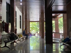 Berbeda dengan desa dan jalanan di Bali, RSUP Prof Ngoerah Denpasar masih beroperasi. Keluarga pasien terlihat hilir-mudik, ada yang mencari sarapan maupun mengobrol dengan teman dan keluarga pasien lain.