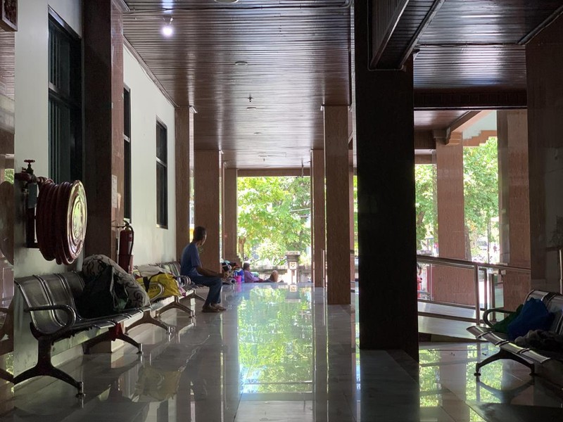 Keluarga pasien menunggu di RSUP Prof Ngoerah saat Nyepi, Rabu (22/3/2023).