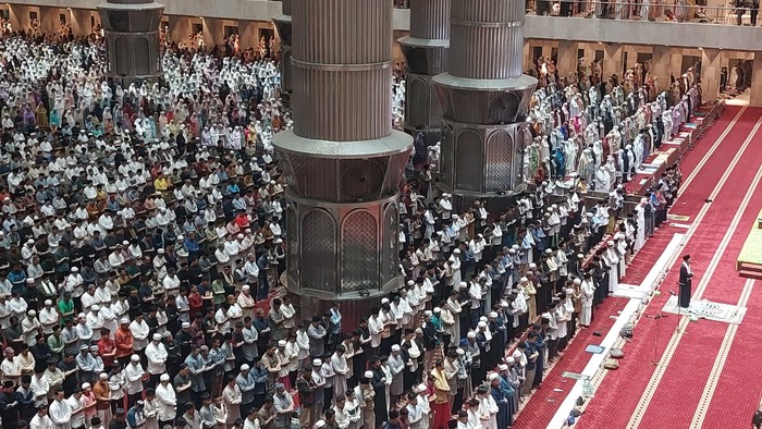 Suasana Salat Tarawih perdana di Masjid Istiqlal