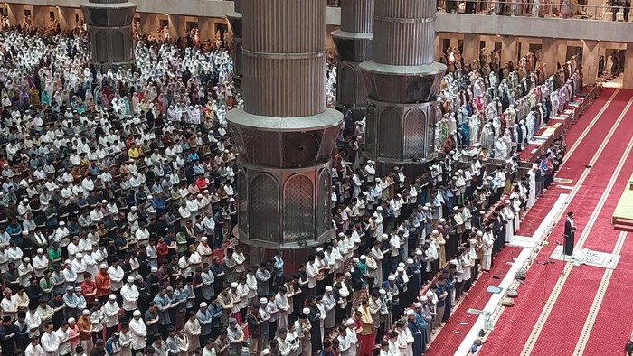 Suasana Salat Tarawih perdana di Masjid Istiqlal