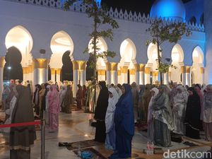Potret Salat Tarawih Perdana di Masjid Sheikh Zayed Solo, Penuh!