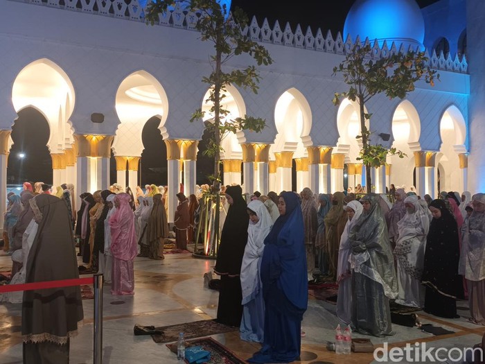 Suasana salat tarawih perdana di Masjid Raya Sheikh Zayed, Solo, Rabu (22/3/2023).