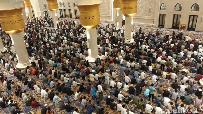 Suasana salat tarawih perdana di Masjid Raya Sheikh Zayed, Solo, Rabu (22/3/2023).