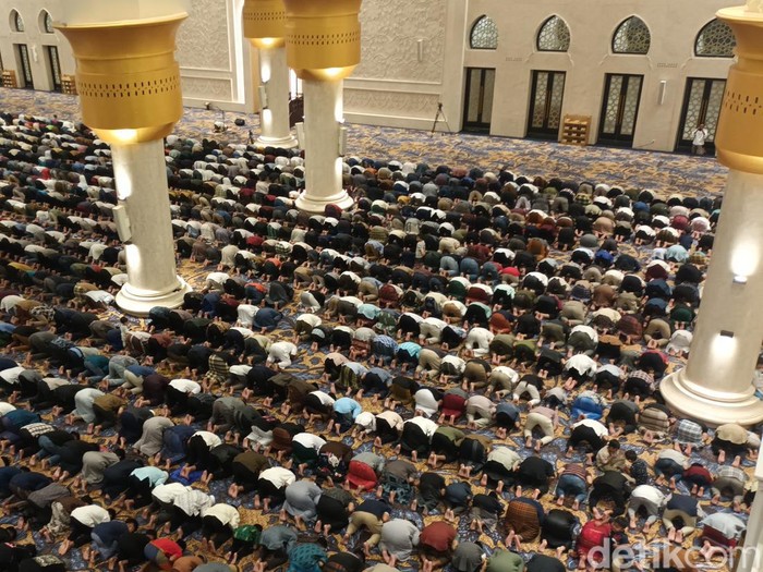 Suasana salat tarawih perdana di Masjid Raya Sheikh Zayed, Solo, Rabu (22/3/2023).
