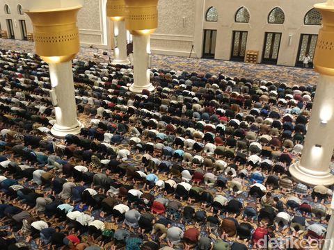 Suasana salat tarawih perdana di Masjid Raya Sheikh Zayed, Solo, Rabu (22/3/2023).