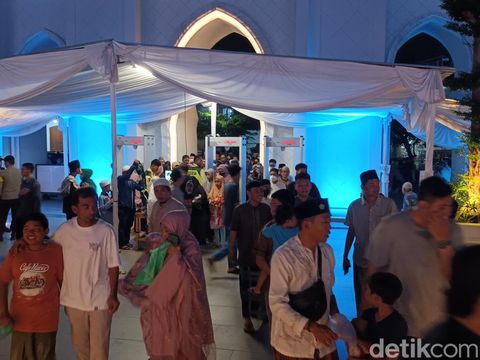 Suasana salat tarawih perdana di Masjid Raya Sheikh Zayed, Solo, Rabu (22/3/2023).