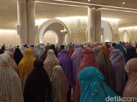 Suasana salat tarawih perdana di Masjid Raya Sheikh Zayed, Solo, Rabu (22/3/2023).