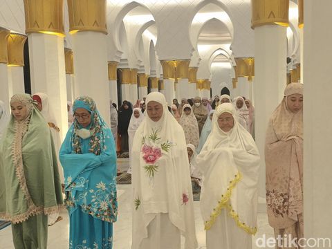 Suasana salat tarawih perdana di Masjid Raya Sheikh Zayed, Solo, Rabu (22/3/2023).