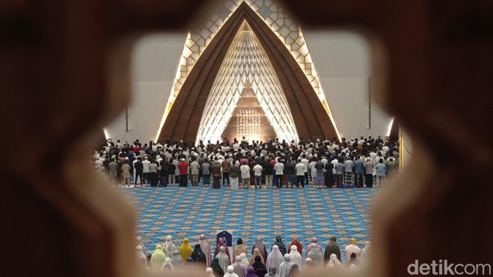 Suasana salat tarawih pertama di Masjid Al Jabbar, Rabu (22/3/2023).