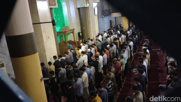 Suasana salat tarawih pertama di Masjid Raya Bandung, Rabu (22/3/2023).