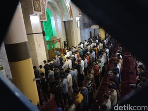 Suasana Khidmat Salat Tarawih Pertama di Masjid Raya Bandung