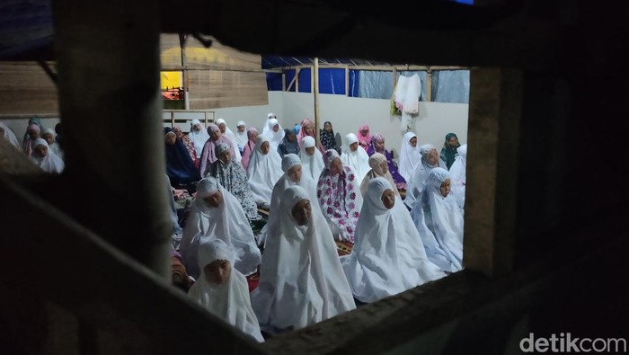Suasana salat tarawih pertama penyintas gempa Cianjur di masjid darurat, Rabu (22/3/2023).