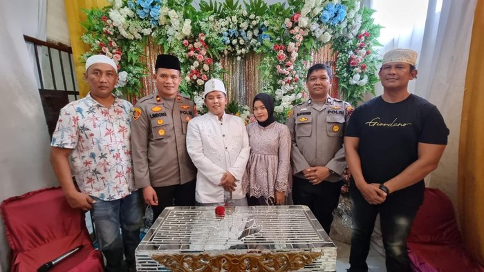 Jufri menikahi kekasihnya Fitri Hasibuan di Polsek Belawan. (Foto: Dok. Polsek Belawan)