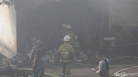 ”Kebakaran itu, Food Station punya ratusan gudang dan itu hanya satu gudang dari ratusan gudang, yang kebetulan tidak ada bahan pokoknya. Isinya adalah kemasan kardus dan kemasan-kemasan karung, tutur
