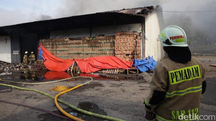 Tak Berisi Sembako, Gudang Food Station Jadi Begini Usai 3 Jam Terbakar Kebakaran terjadi pada salah satu gudang sembako milik PT Food Station Tjipinang Jaya di Cipinang, Jaktim. Walau demikian, pasokan sembako dipastikan aman.